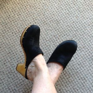UGG Black Suede Clogs🌻🌻🌻